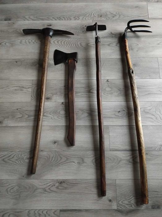 Stara siekiera sygnowana, graca, kopaczka stary kilof stare narzędzia