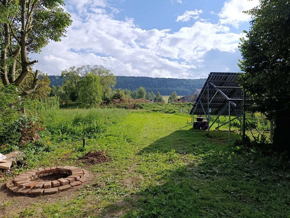 Miejsce pod wiatą dla przyczepy kempingowej w Bieszczadach.