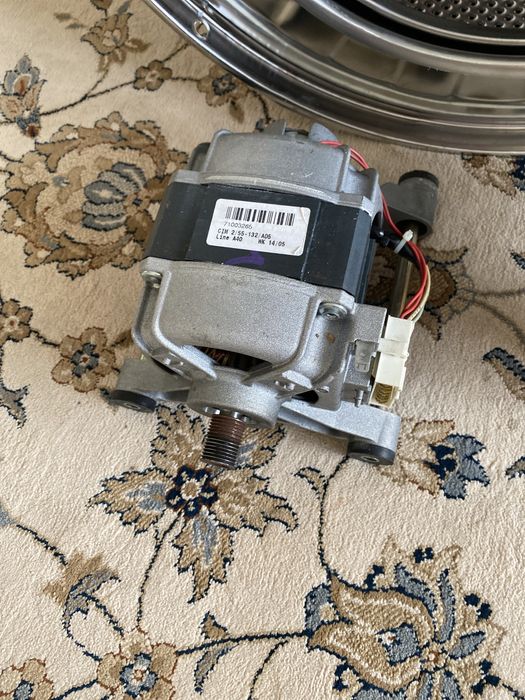 хрестовина (нова), двигун та інш. запч. на пральну машинку Ariston