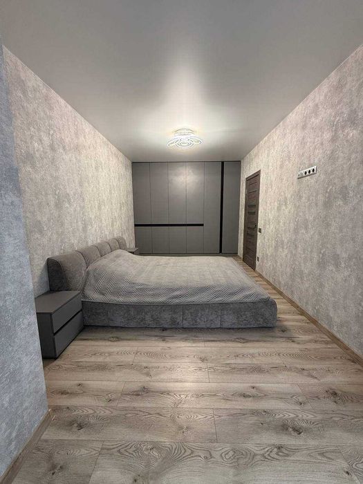 Простора 3-кімнатна квартира в клубному будинку з закритою територією.