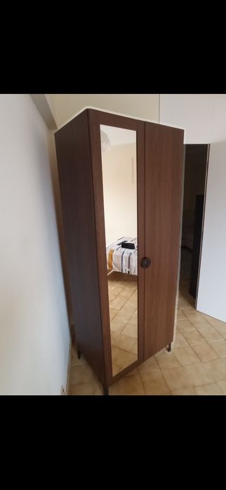 Roupeiro castanho escuro com espelho