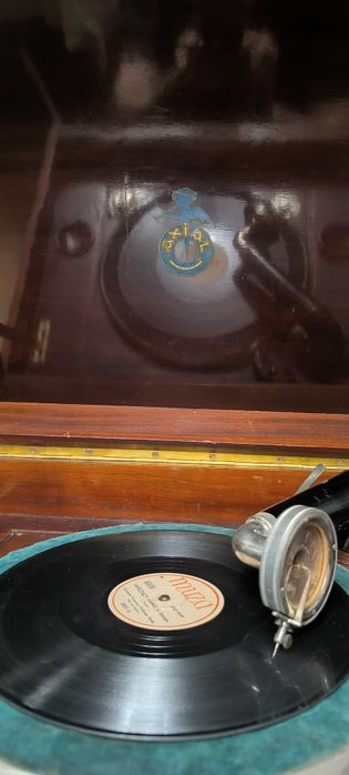 Patefon/gramofon mechaniczny szafkowy AXIAL z okresu międzywojennego