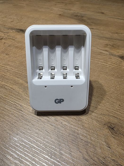 GP PB420GS  ładowarka akumulatorów AA/AAA
