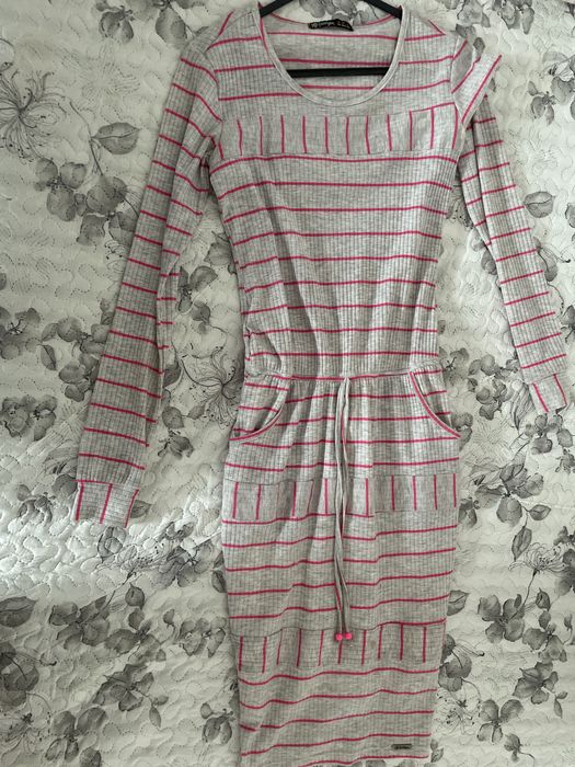 Vestido meio longo cinzento e rosa.