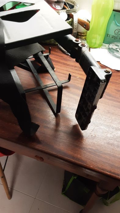 Suporte para televisão com correias dá  também para vídeo