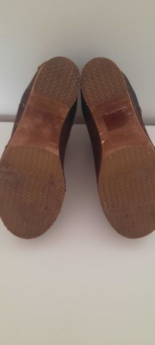 Botas castanhas da Cubanas