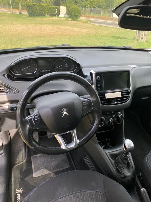 Carro Peugeot 208