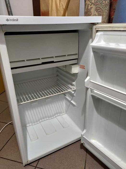 Lodówka Indesit mała na wysokość blatu ( uszkodzona )