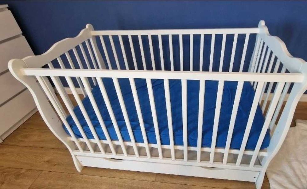 białe łóżeczko dziecięce