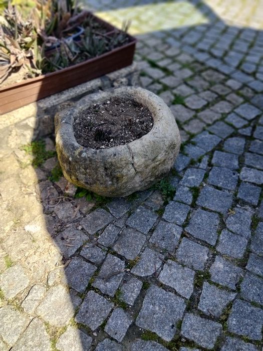 Lindas pias em pedra talhada a mão