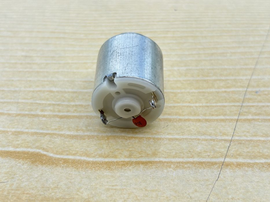 Silniczek elektryczny DC z zębatką