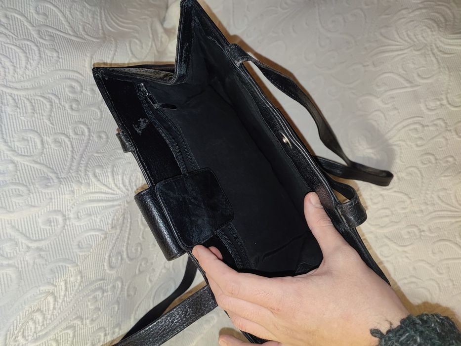 Mala de senhora preta em bom estado