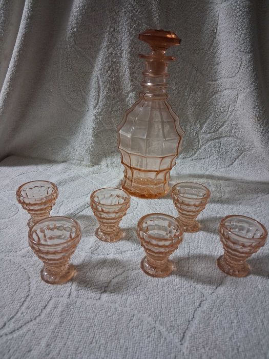 Garrafa e copos para licor antigo