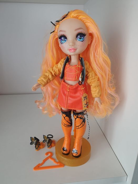 Lalka Rainbow High Poppy Rowan pomarańczowa motylki
