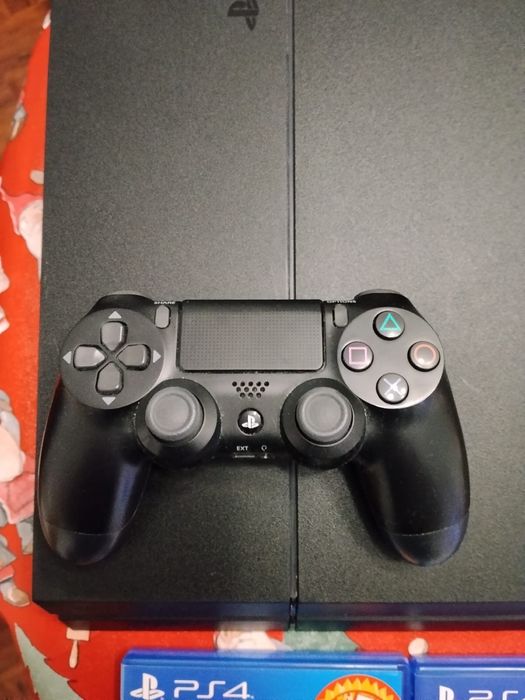 PS4 + 3 Jogos midia fisica