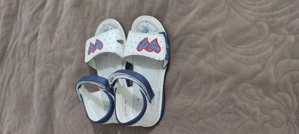 Босоніжки для дівчинки 6-7 років, розмір 28, устілка 17,5 см.