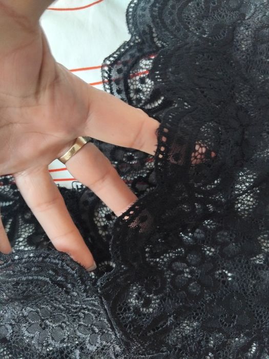 Koronkowa bluzka z dekoldem M 38