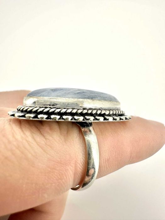 Pierścionek, jedyny w swoim rodzaju kamień naturalny
Kyanit. Próba 925