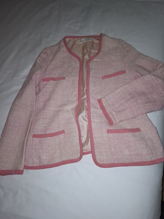 Várias peças de roupa usada