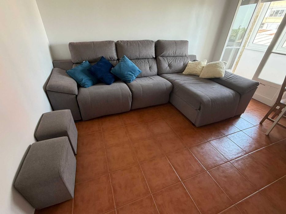 Cama casal e solteiro completos, móveis em geral, sofá, frigorífico