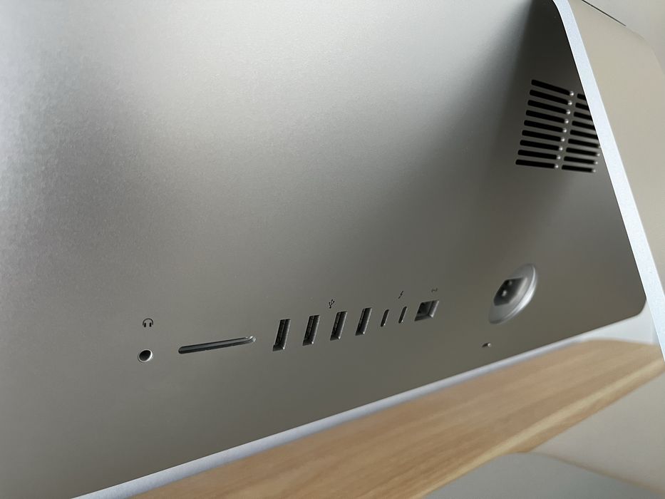 iMac 21.5” (2020) – i5 6-Core | 16 GB | 512 GB SSD | Mint + Box