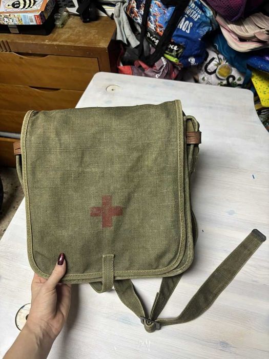 Mala militar vintage de lona caqui com cruz vermelha