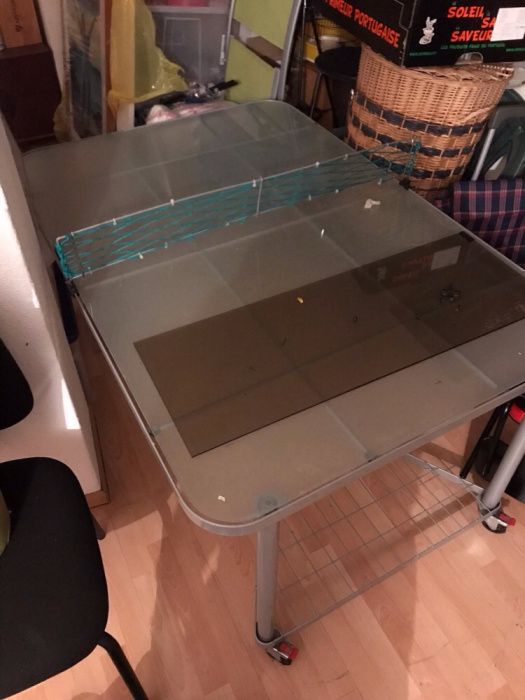 Mesa com tampo em vidro