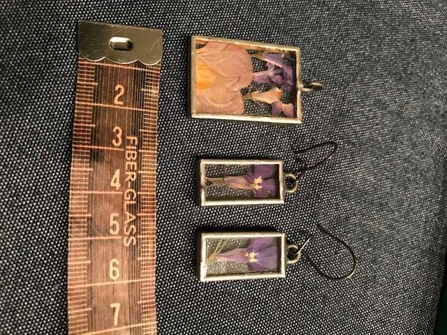 Komplet biżueterii, kolczyki i wisiorek zasuszone kwiaty