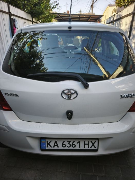 Продаётся личный автомобиль Toyota Yaris 2011 года