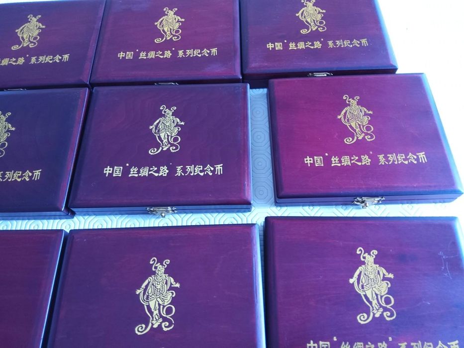 23726# Lote 9 estojos em madeira folheada NOVOS ( cada um leva 4 moedas com Diâmetro 40 mm)