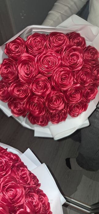 Букет, атласний 23 троянди