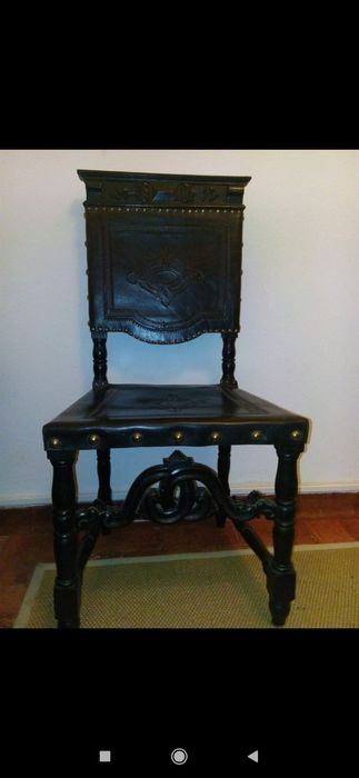 Louceiros e mesa com cadeiras