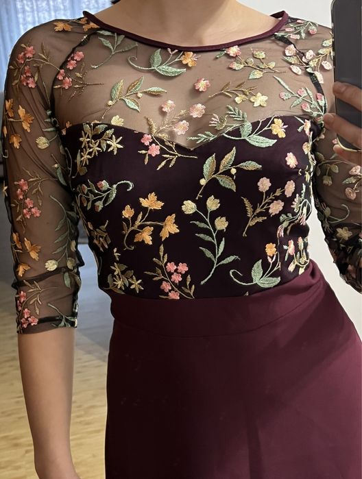 Вечірня сукня в кольорі бургунді