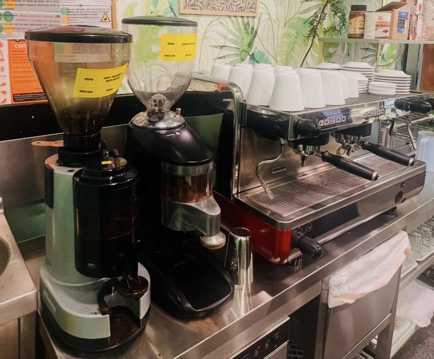 Pack Profissional: Máquina de Café La Cimbali M22 + 2 Moinhos (Imperdível)