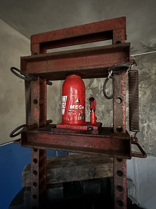 Prensa de uvas manual