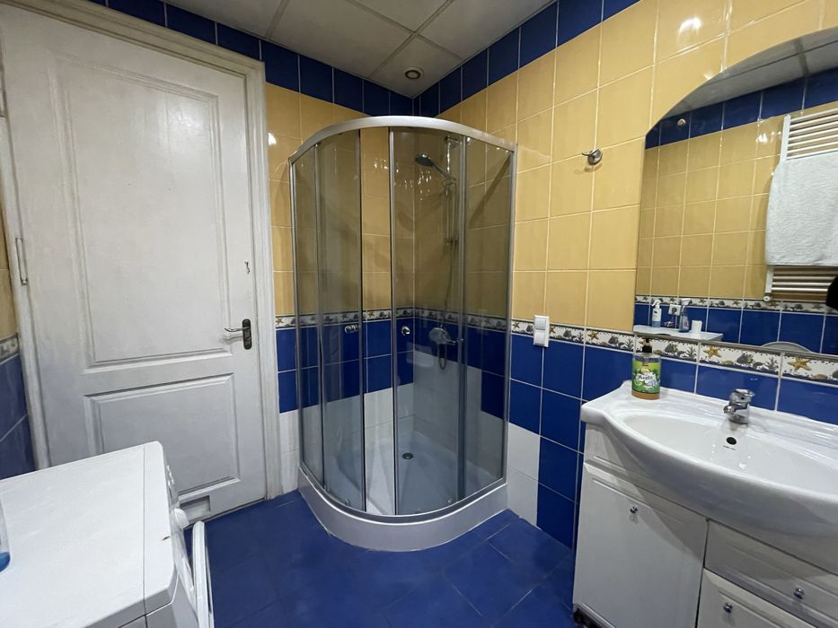 Подобово, погодинно , на любий термін велика 4х кімнатна в самому цент