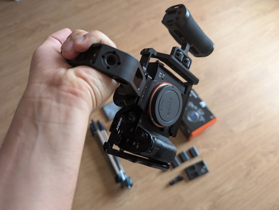 Sony A7iii + Baterias+ tripé+ kit limpeza