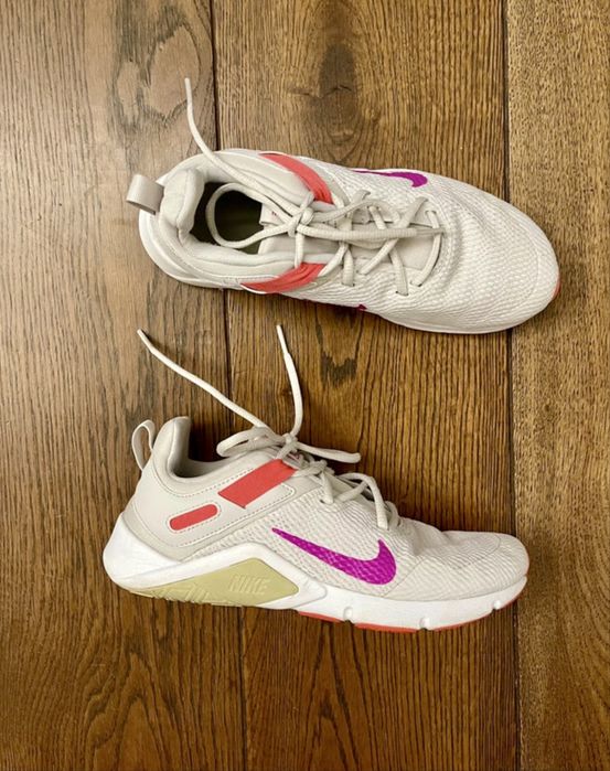 Nike Legend Essential damskie sneakersy 38