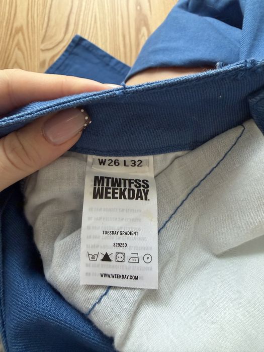 Spodnie jeansy weekday 26/32 XXS granatowe niebieskie y2k obcisłe