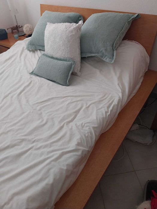 Cama com estrado