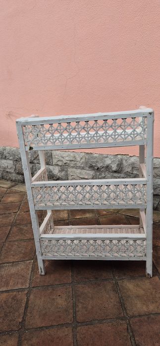 Pequena estante em verga