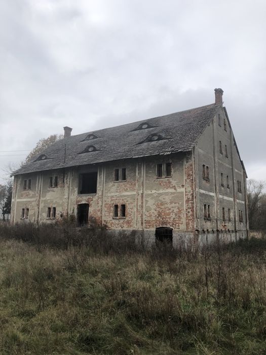 Sprzedam działkę z budynkami (PGR)