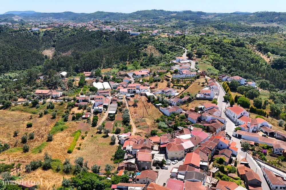 Moradia em ruínas com terreno