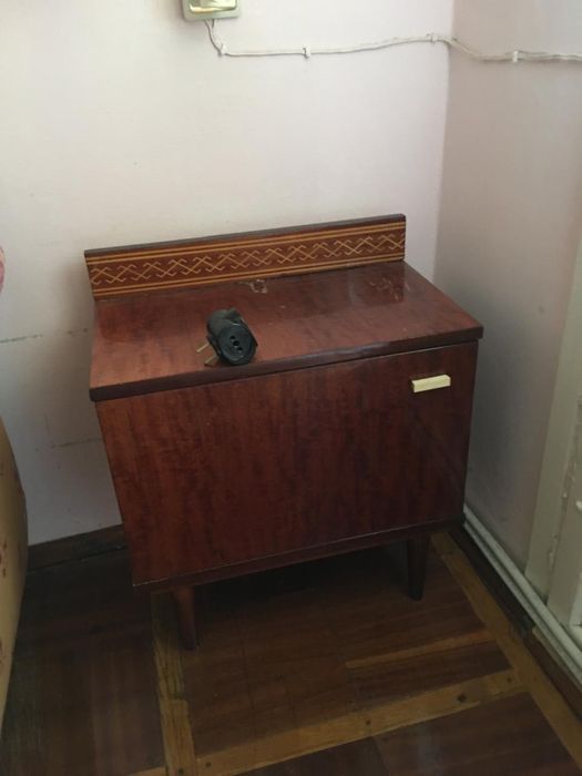 Тумбочка приліжкова