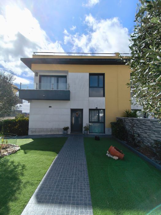 PARTICULAR - Moradia Contemporânea em Vila Verde, Terrugem (Sintra)