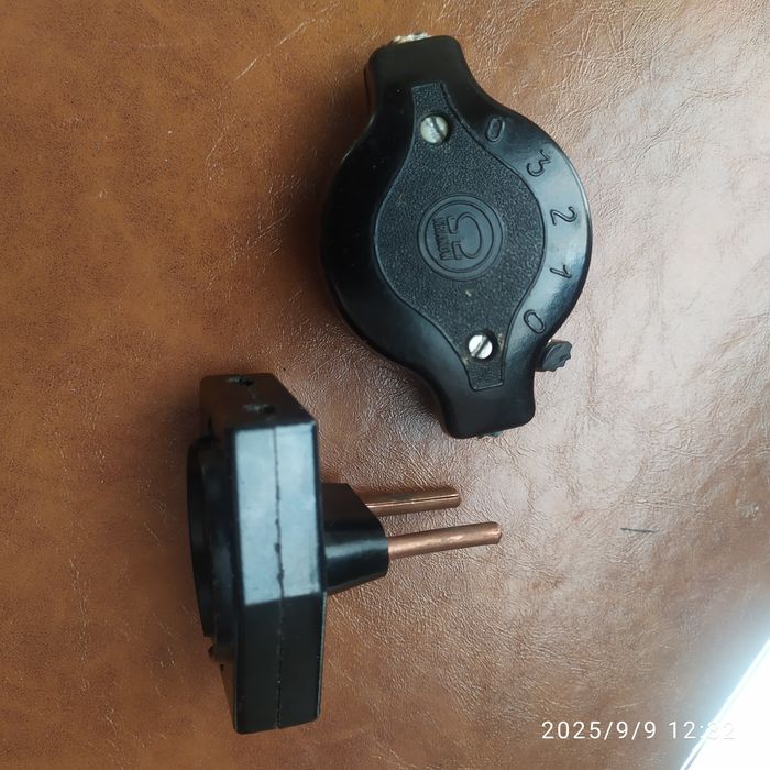 Włącznik prądu z regulacją i złodziejka wtyczka,PRL.