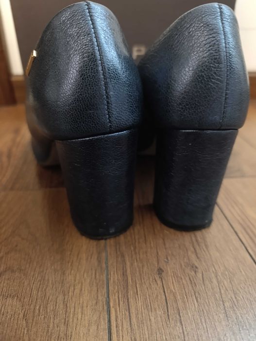 Granatowe Buty na słupku