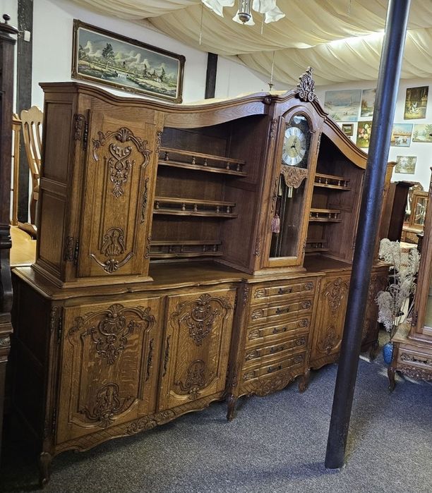 Jadalnia (komoda z zegarem, stół, 6 krzeseł)