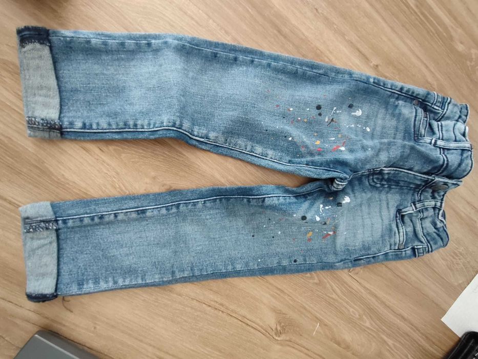 Duas calças de ganga de menina para diferentes ocasiões