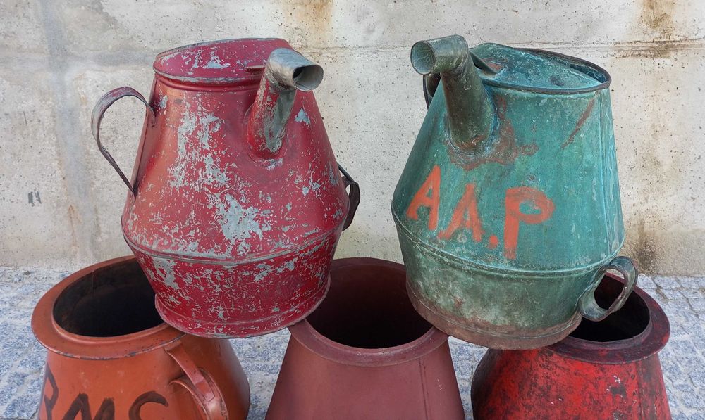 Antigos almudes cântaros em chapa pintados